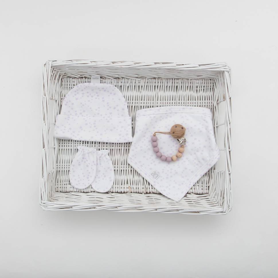 Pack recién nacido compuesto por un gorrito, una bandana y un par de manoplas en fondo blanco con estrellas en color malva