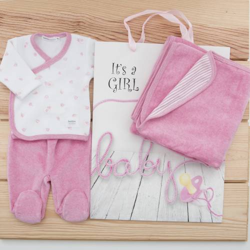 Pack recién nacido de primera puesta con jersey cruzado y pantalón con piés en terciopelo, arrullo a juego en color rosa y bolsa