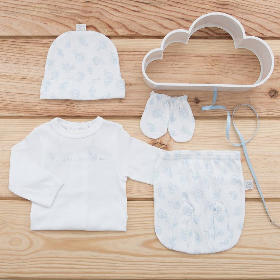 Pack recién nacido de primera puesta de bebé compuesta de camiseta con ranita con caracoles de color azul estampado con gorrito 
