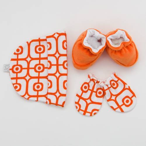 Pack recién nacido de gorrito y manopla de algodón con patucos de terciopelo en colores naranja.