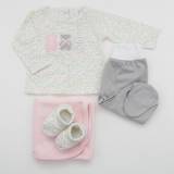 Pack de primera puesta para bebé de jersey con pantalón, patucos y trapito de lactancia a juego. Modelo Ositos rosa