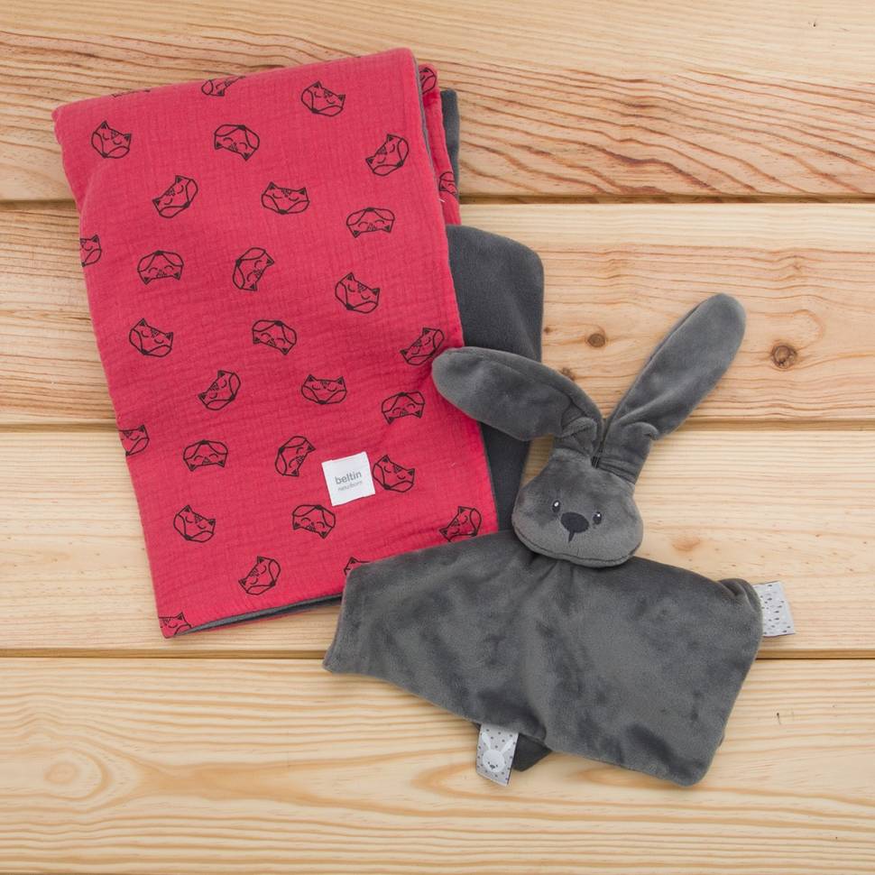 Pack de muselina modelo zorro rojo y doudou conejo gris.