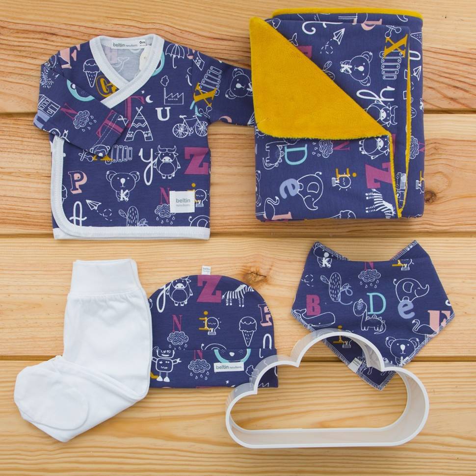 Pack recién nacido de primera puesta para bebé con camiseta cruzada, pantalón, gorrito, bandana y arrullo modelo Memo 