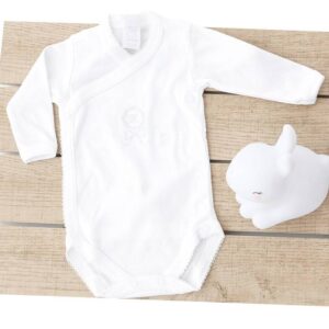 Body bebé manga larga de la marca Beltin newborn con bordado DUNIA blanco fotografiado de cerca