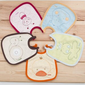 Pack cinco baberos impermeables bordados con cinco animales distintos de la marca Beltin newborn