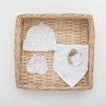 Pack gorro recién nacido con bandana y un par de manoplas con estampado de estrellas beige