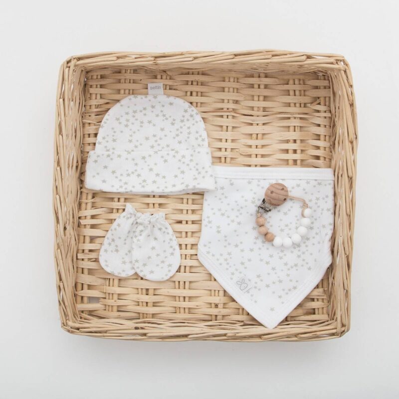 Pack gorro recién nacido con bandana y un par de manoplas con estampado de estrellas beige