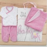 Pack recién nacido de primera puesta con jersey cruzado y pantalón con piés en terciopelo, arrullo a juego en color rosa y bolsa