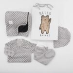 Pack recién nacido de primera puesta para bebé de camiseta cruzada con pantalón en gris vigoré con estrellas negras estampadas,