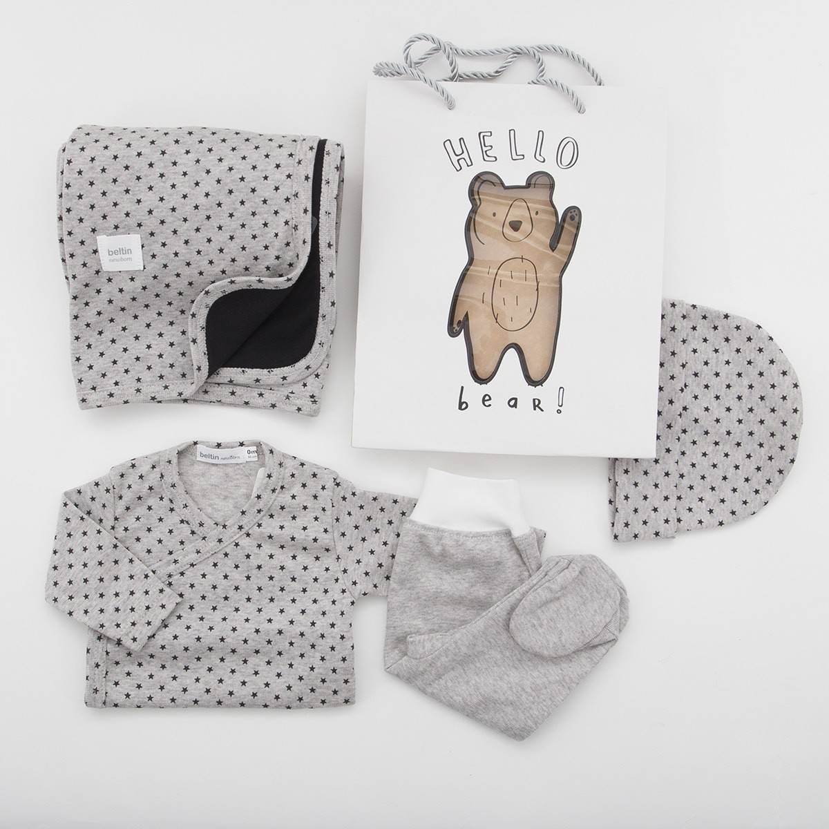 Pack recién nacido de primera puesta para bebé de camiseta cruzada con pantalón en gris vigoré con estrellas negras estampadas,