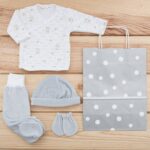 Pack recién nacido de primera puesta de bebé de terciopelo con buhos estampados, gorrito y manoplas a juego. con bolsa de regalo