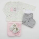 Pack de primera puesta para bebé de jersey con pantalón, patucos y trapito de lactancia a juego. Modelo Ositos rosa