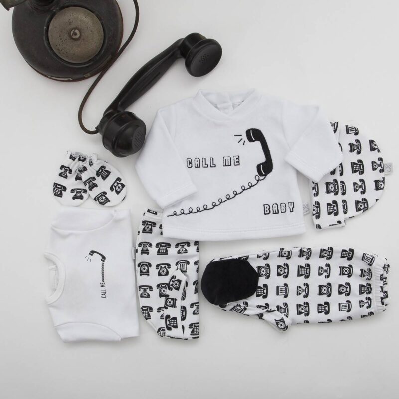 Pack PHONE de primera puesta para bebé de camiseta con ranita, gorrito y manoplas a juego y jersey de terciopelo con pantalón .