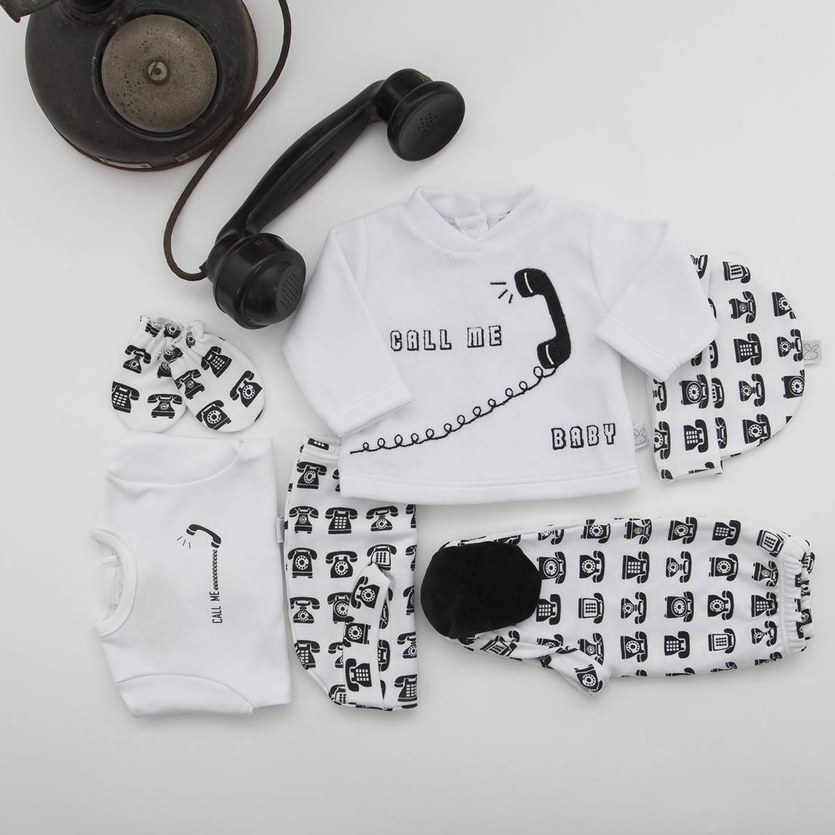 Pack PHONE de primera puesta para bebé de camiseta con ranita, gorrito y manoplas a juego y jersey de terciopelo con pantalón .