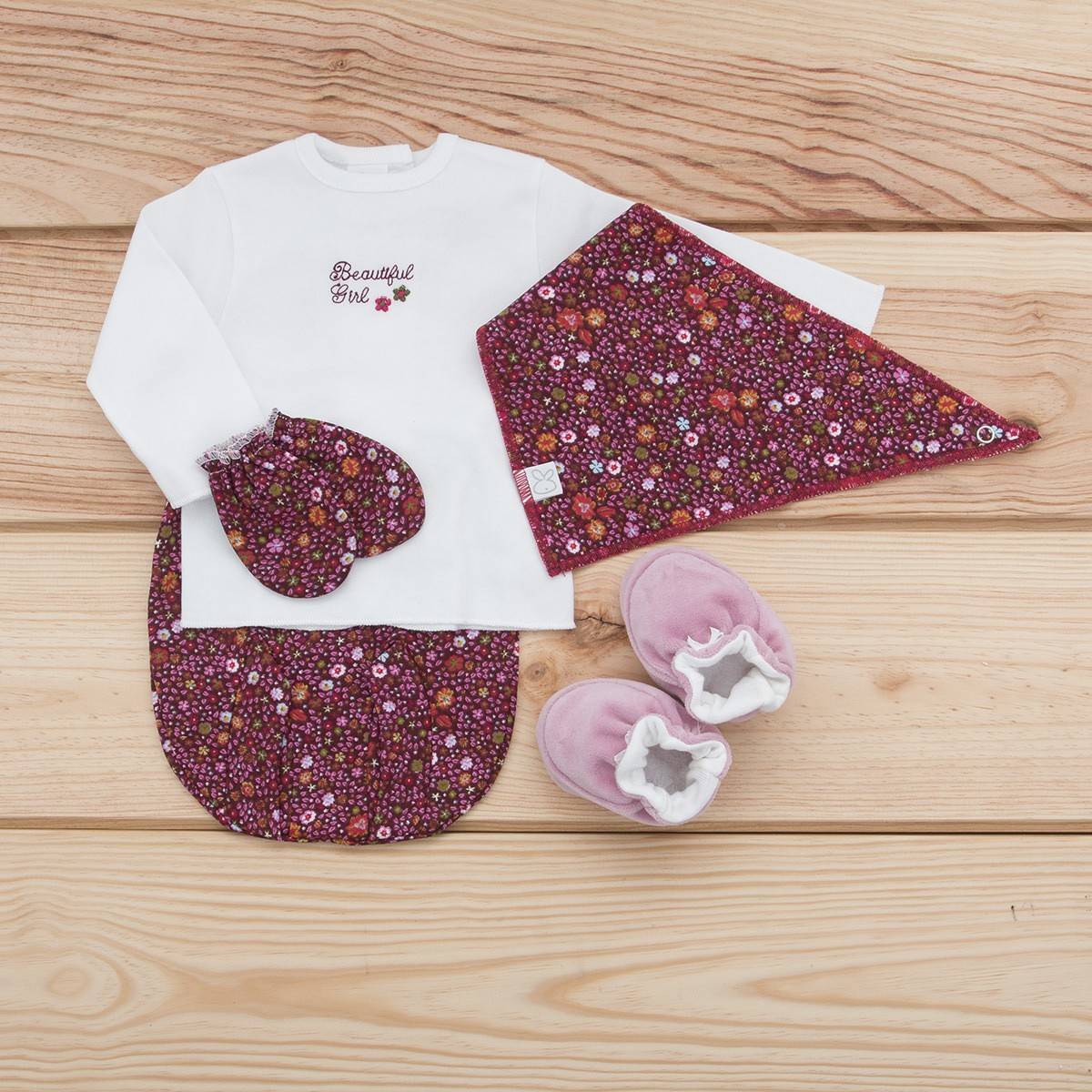 Pack de primera puesta para bebé con gorrito, manoplas y patucos a juego. Modelo Vintage