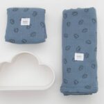 Pack de muselina maxi de 125x125 cms. y otra mini de 60x60 cms. modelo erizos en color azul plomo de 100% algodón
