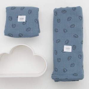 Pack de muselina maxi de 125x125 cms. y otra mini de 60x60 cms. modelo erizos en color azul plomo de 100% algodón