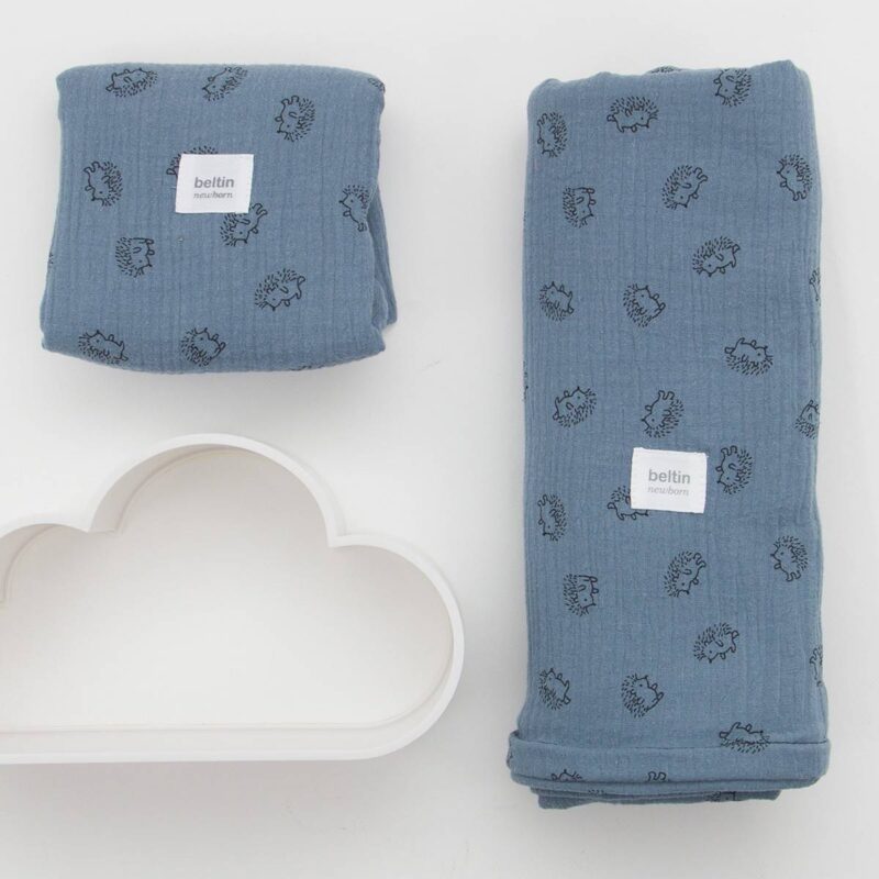 Pack de muselina maxi de 125x125 cms. y otra mini de 60x60 cms. modelo erizos en color azul plomo de 100% algodón