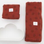 Pack de muselina maxi de 125x125 cms. y otra mini de 60x60 cms. modelo erizos en color teja de 100% algodón