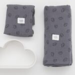 Pack de muselina maxi de 125x125 cms. y otra mini de 60x60 cms. modelo erizos en color gris de 100% algodón