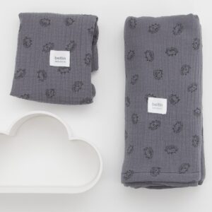 Pack de muselina maxi de 125x125 cms. y otra mini de 60x60 cms. modelo erizos en color gris de 100% algodón