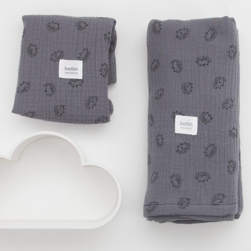 Pack de muselina maxi de 125x125 cms. y otra mini de 60x60 cms. modelo erizos en color gris de 100% algodón