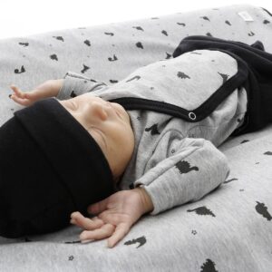 Gorro liso negro de beltin newborn con bebé.