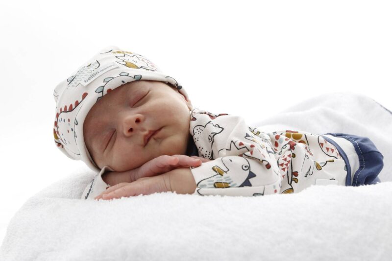 Bebé con gorro Beltin newborn JURASIC