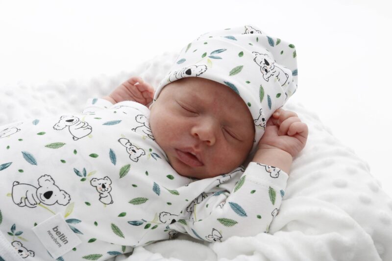 Bebé con Primera puesta Beltin Newborn Burabi